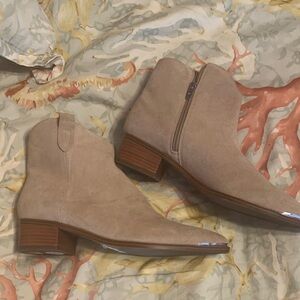 Elegant Marc Fisher Tan Ankle Boots